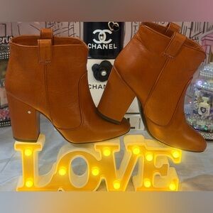 EUC💗💐
Laurence Dacade Tan Ankle Boots.